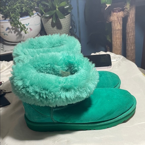 UGG Classic Short ll Boots In Emerald Green Suede and Sheepskin. - Picture 12 of 13